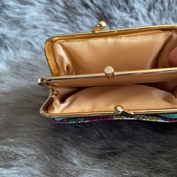 Adorable Buxton Floral coin purse - Picture 3 of 3